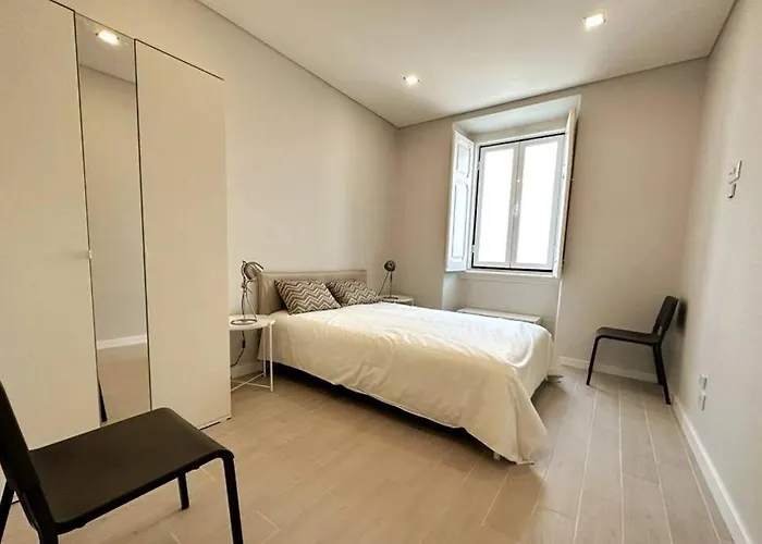 Modern Retreat With Patio Near The Airport - Oha I