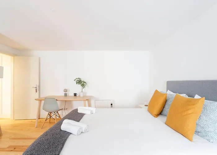 Suite In Cozy Apartment In Chiado In Shared House