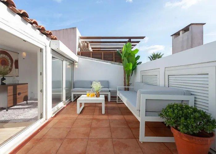 Liberty Penthouse Three-Bedroom Apartment - By Lu Holidays