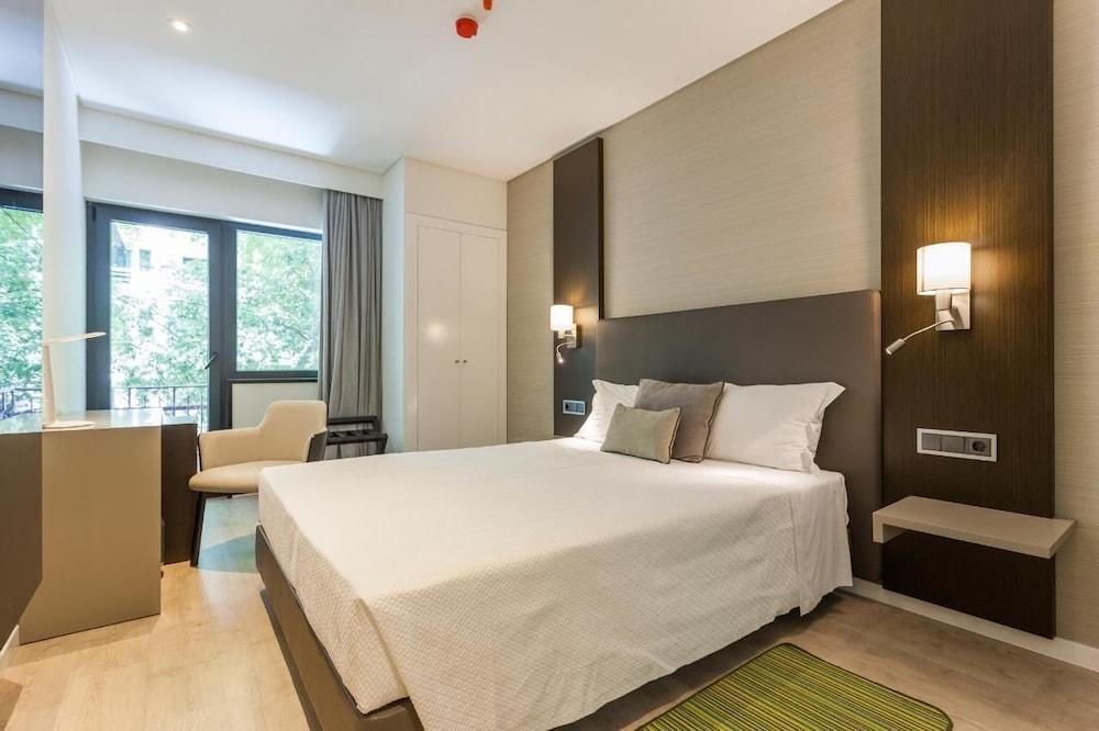 Capital Hotel *