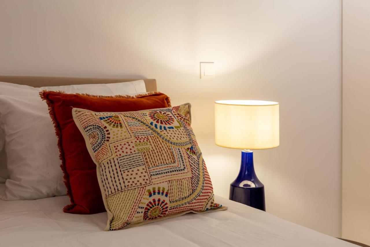 Stupendo- Two Rooms, Patio With Refreshing Pond-center-air Conditioning-free Park Apartamento *