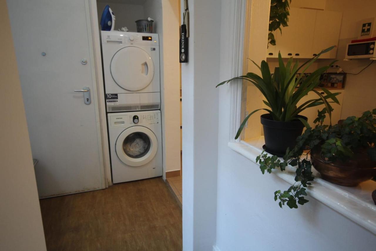 Bordeaux M1 R3 - & Comfortable Double With Private Patio & Shared Bathroom Pensión