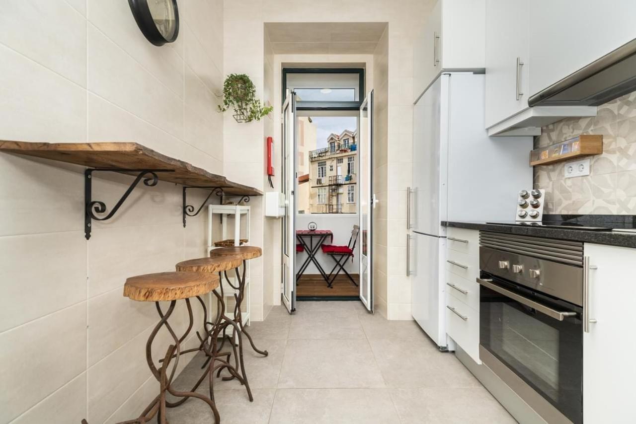 Guest house Retro M2 R4 - Lovely Double With Shared Bathroom Lisbon