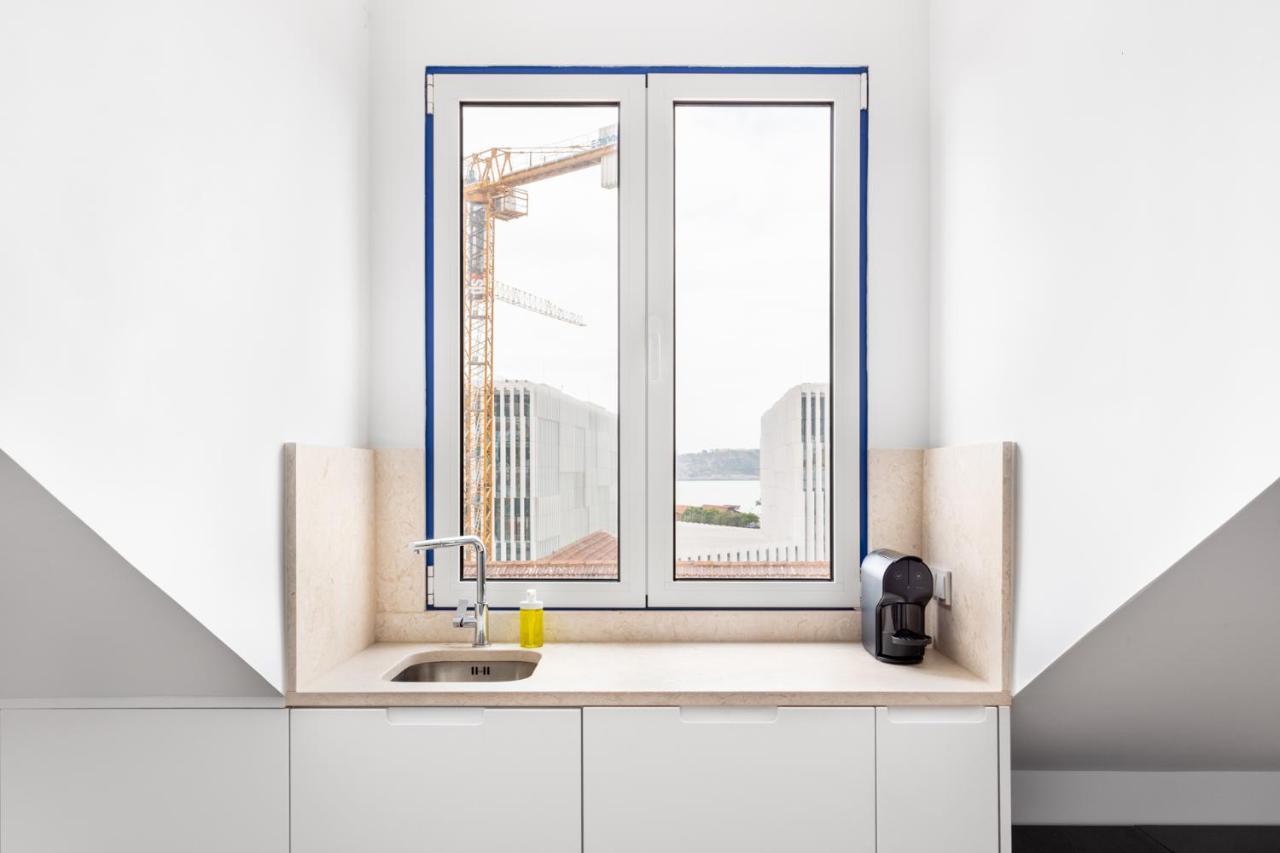 Apartment Joivy Modern Flat With River View Near Bica Elevator Lisbon