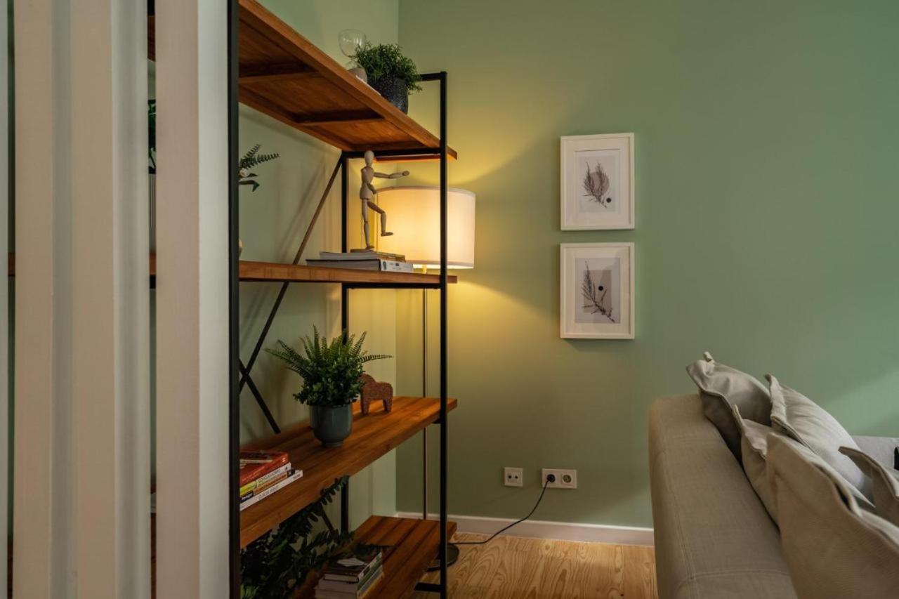Apartment Whome Chic 2-bed Near Santos & Alcantara Perfect For Families & Couples Lisbon