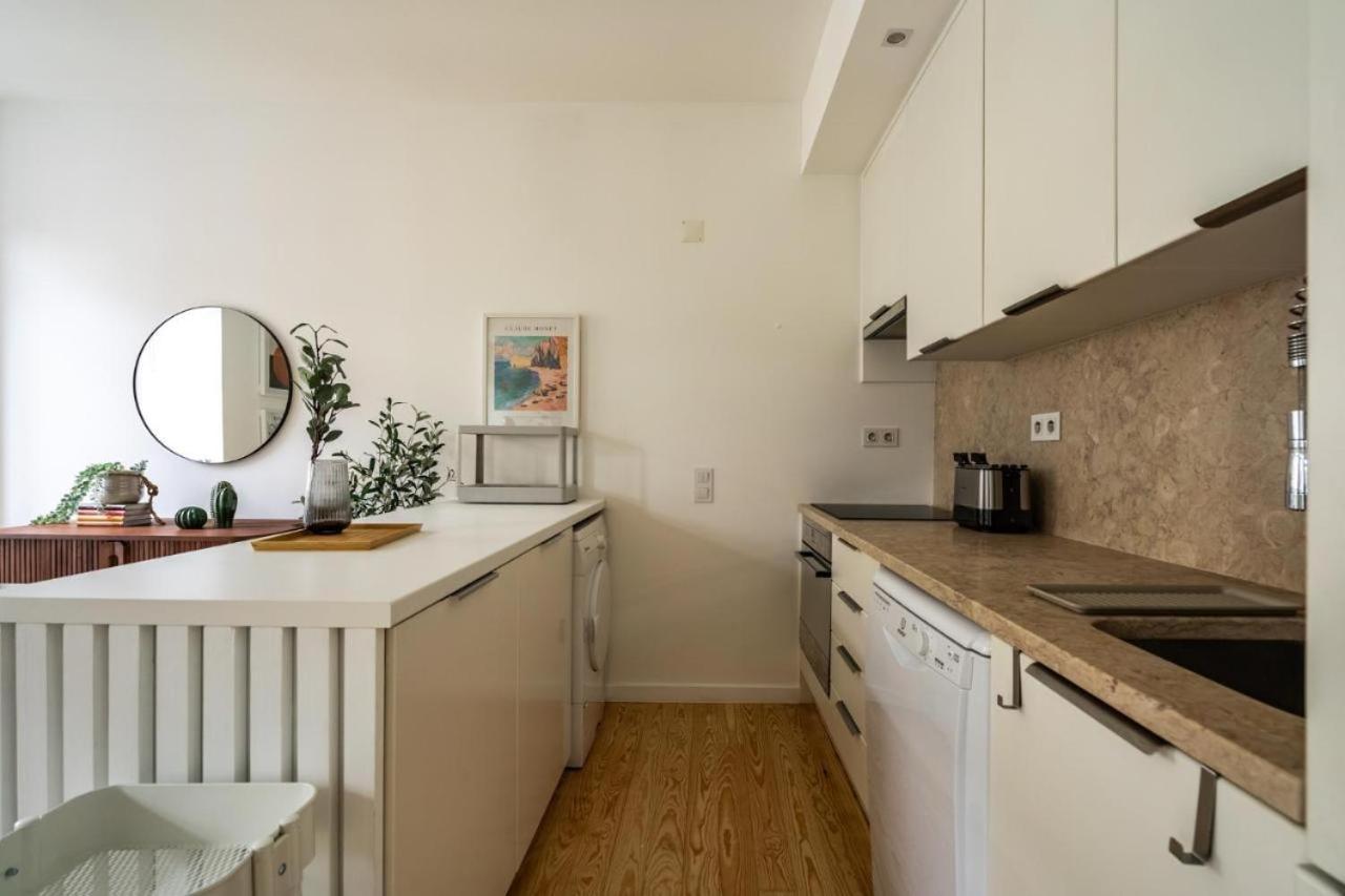 Apartment Whome Chic 2-bed Near Santos & Alcantara Perfect For Families & Couples Lisbon