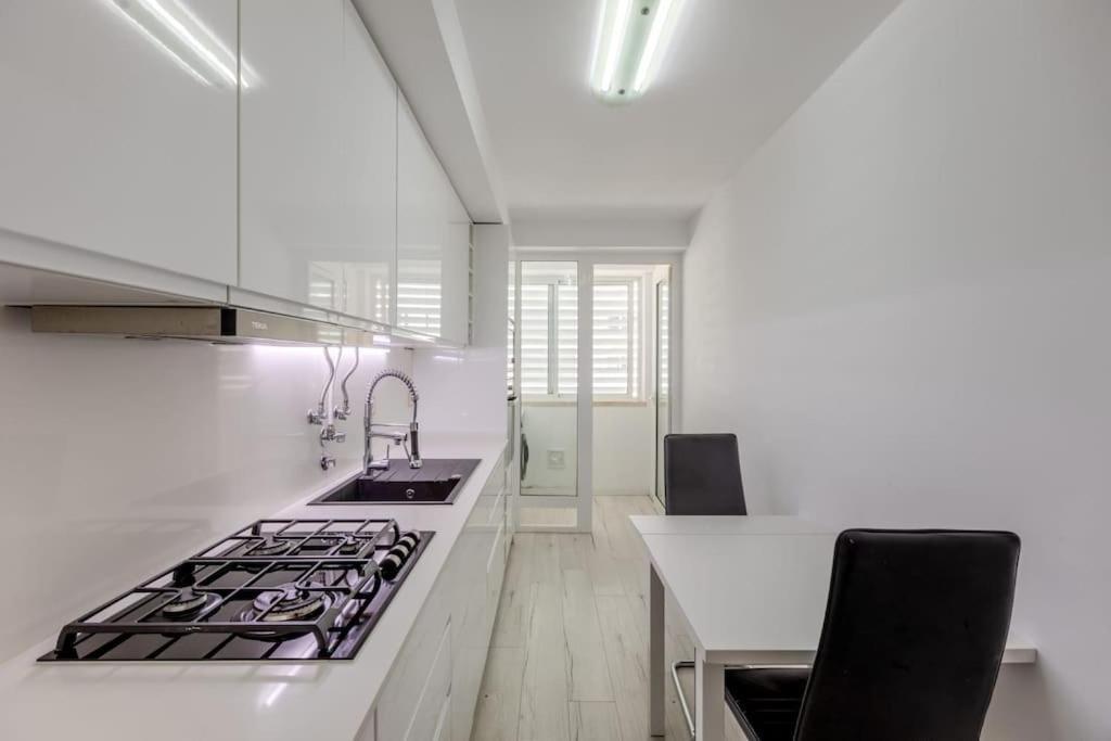 Spacious 3-bedroom In Apartamento *