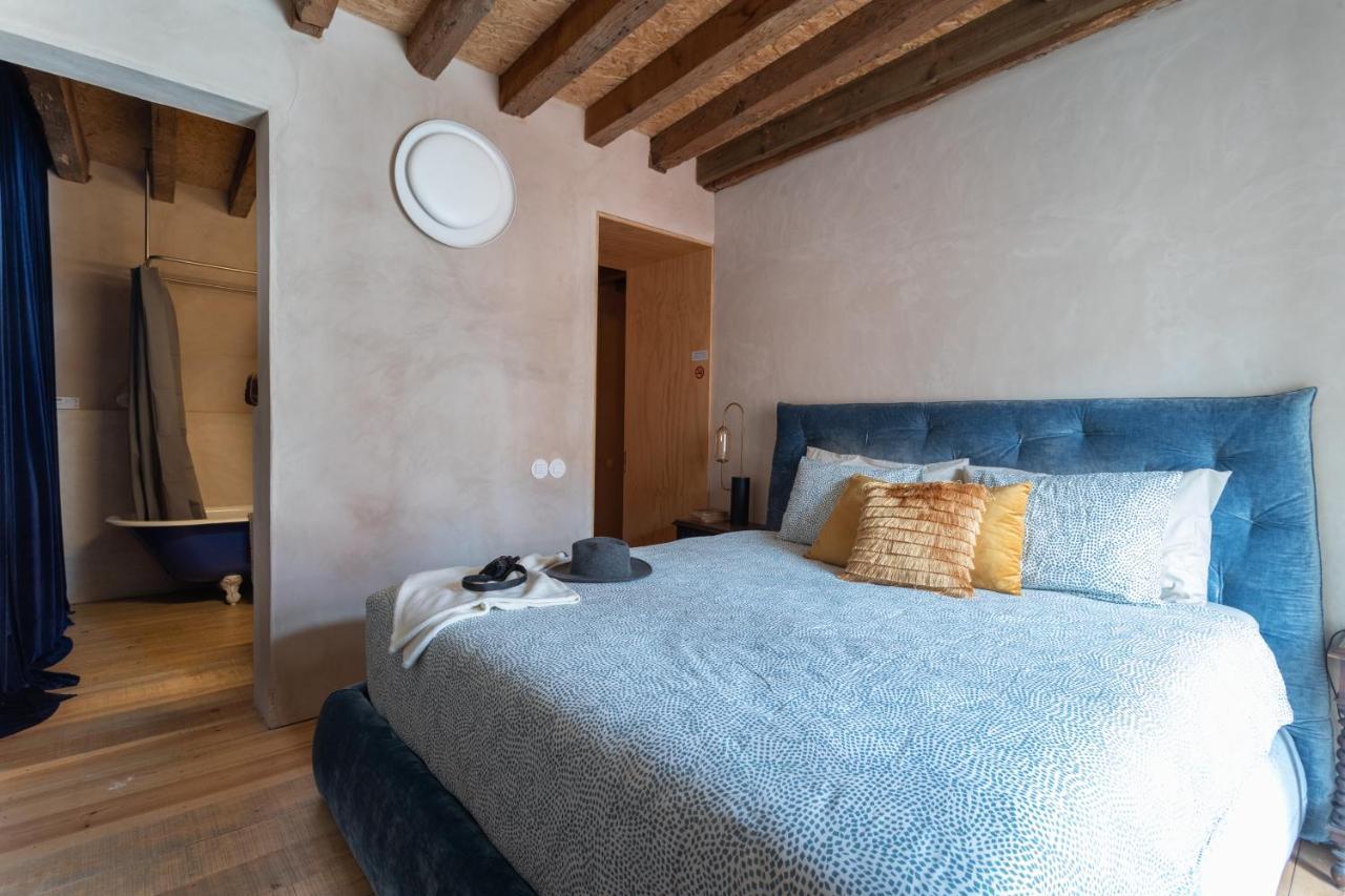 Bedroom In The 18th Century Style Habitación en casa particular