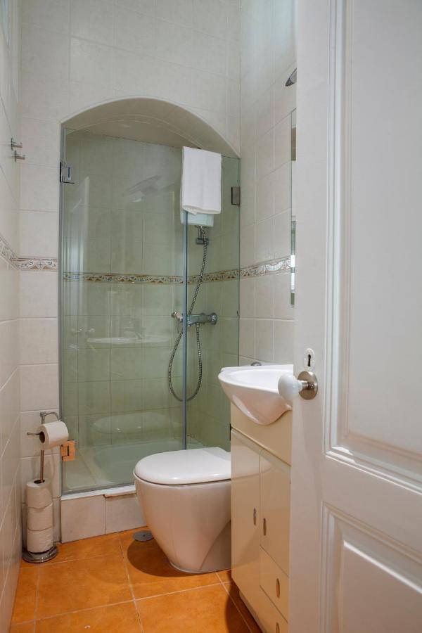 Alfama Graca District Typical & Bright , 3 Bedroom With Ac 1st Floor