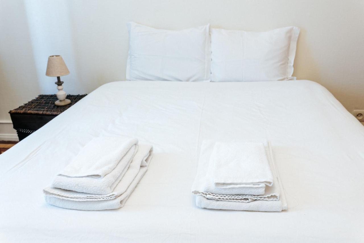 Double Bed Av Da Republic Pensión Lisboa
