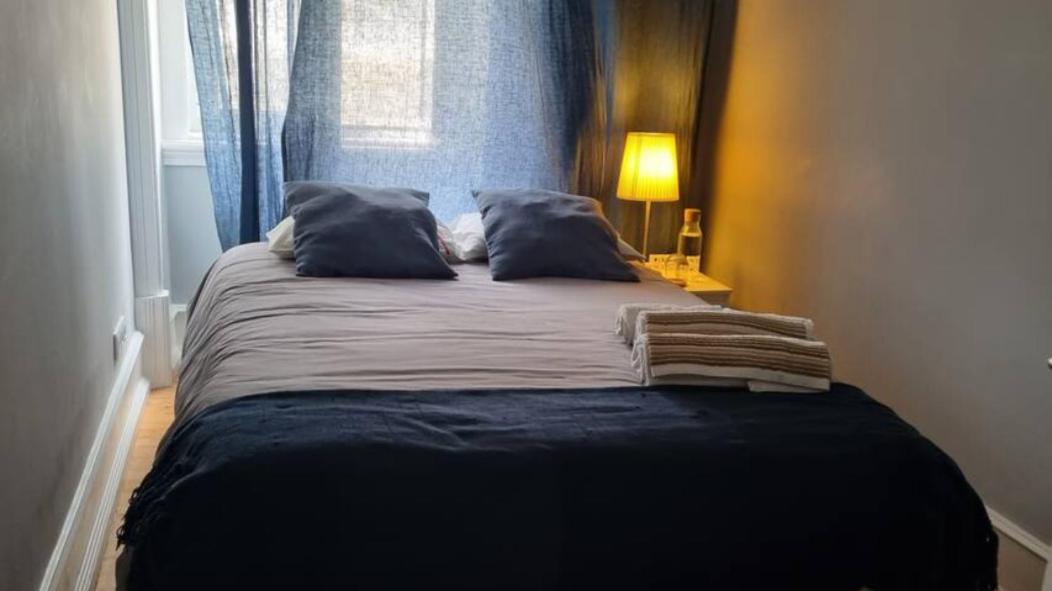 Quarto em Acomodações Particulares Quarto Aconchegante Com Janela E Vista Para Cidade