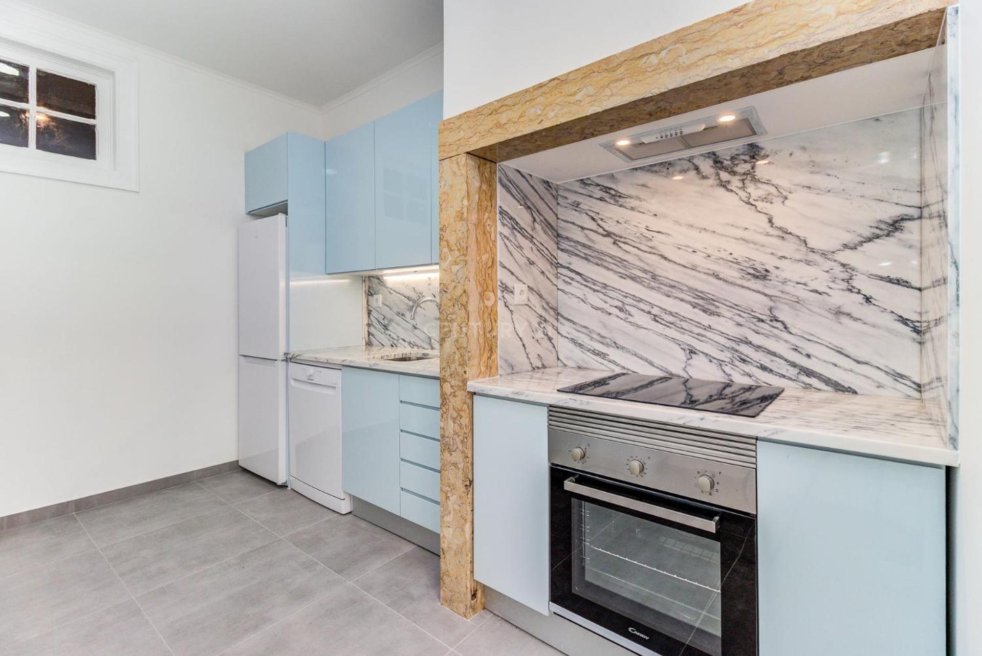 Quarto Aconchegante Com Janela E Vista Para Cidade Lisboa