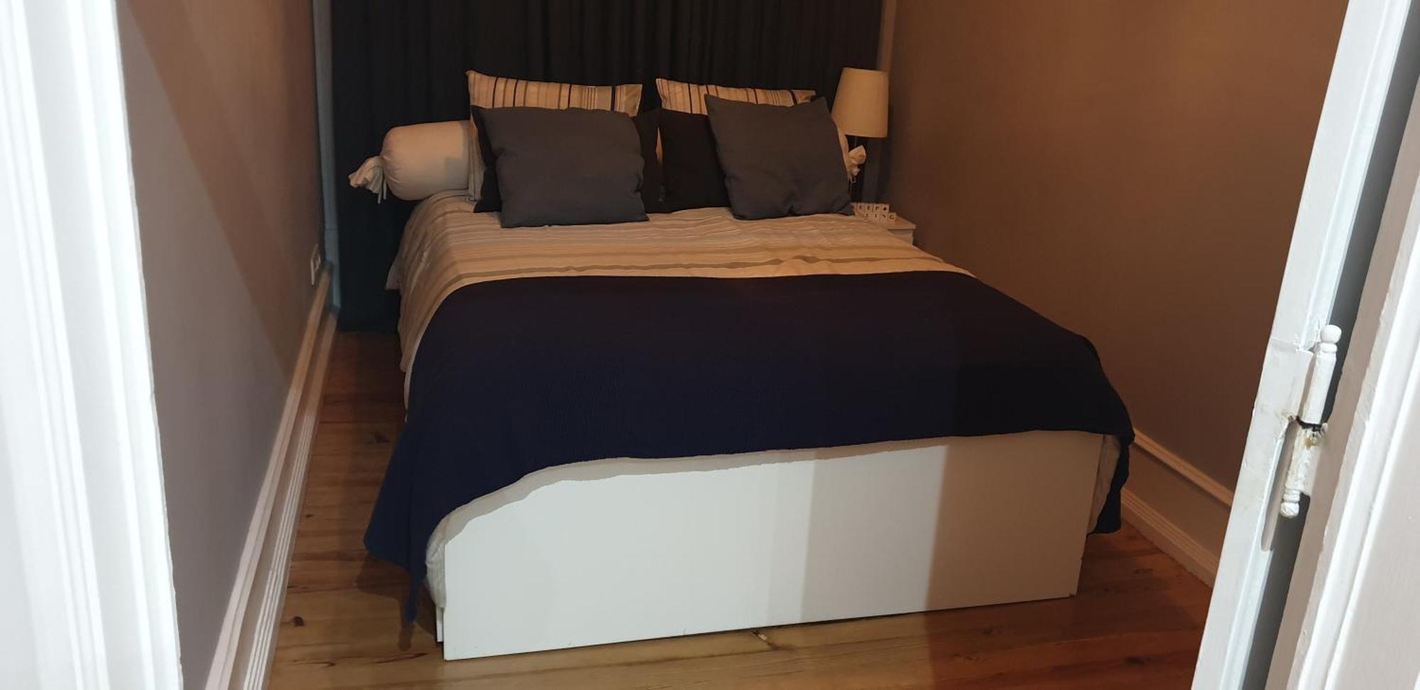 Quarto Aconchegante Com Janela E Vista Para Cidade Lisboa
