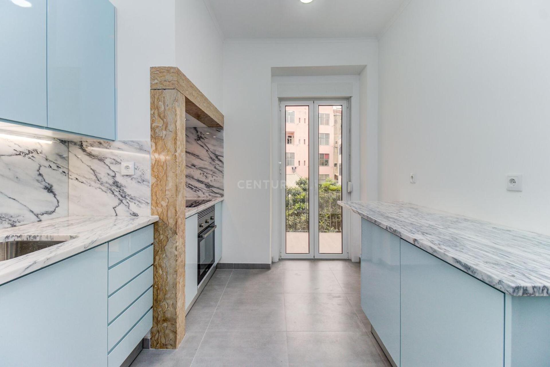Quarto Aconchegante Com Janela E Vista Para Cidade Lisboa
