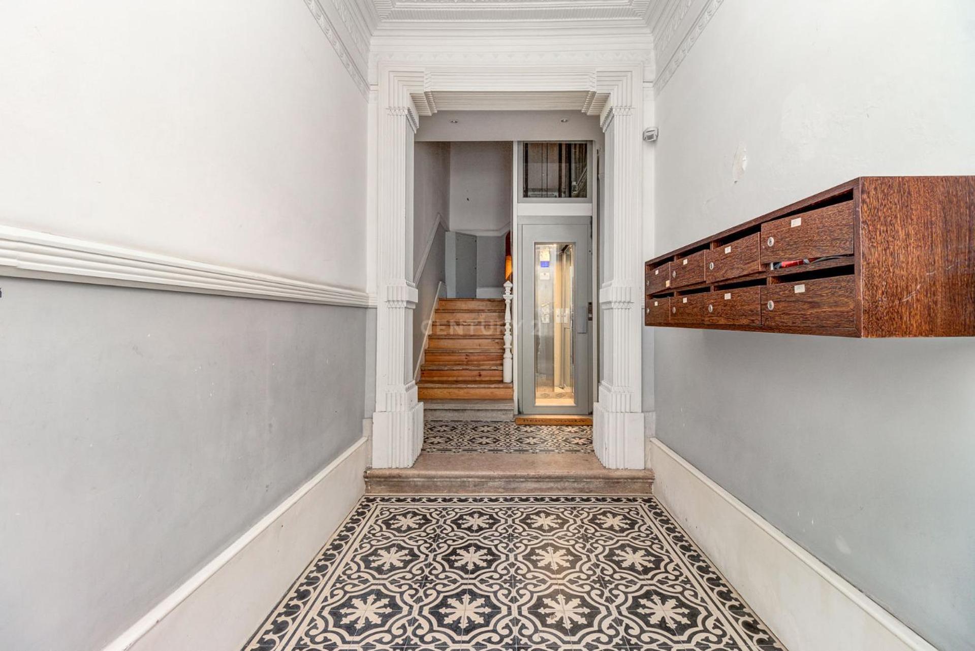 Quarto Aconchegante Com Janela E Vista Para Cidade Lisboa
