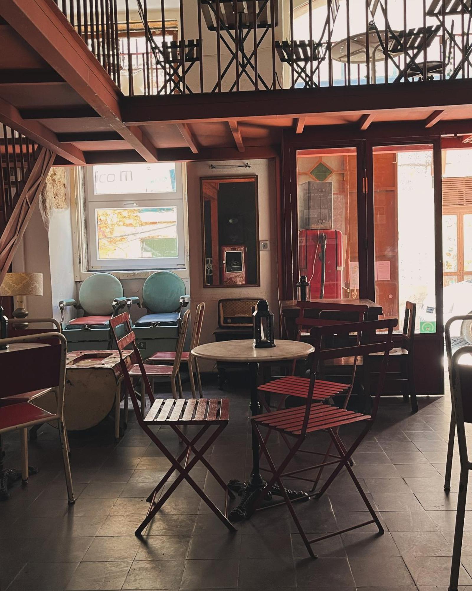 Alface Hall & Bar Hostal