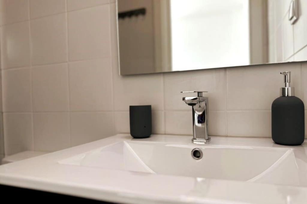 Modern Retreat With Patio Near The Airport - Oha I * Lisboa