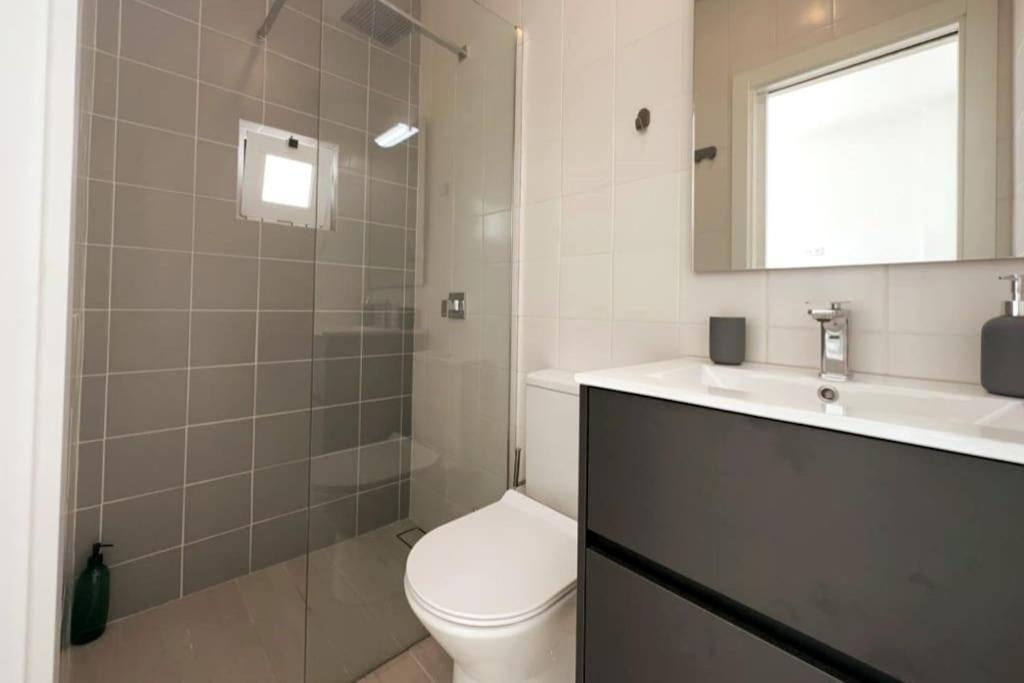 Apartamento Modern Retreat With Patio Near The Airport - Oha I