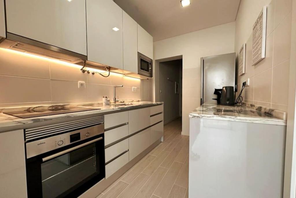 Modern Retreat With Patio Near The Airport - Oha I Apartamento