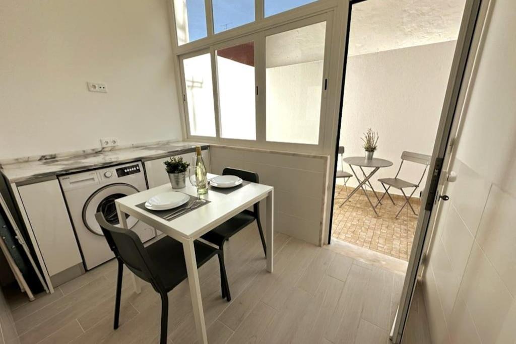 Modern Retreat With Patio Near The Airport - Oha I * Lisboa