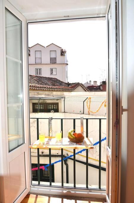 Alfama Iii - French Balcony And Smart Check-in *