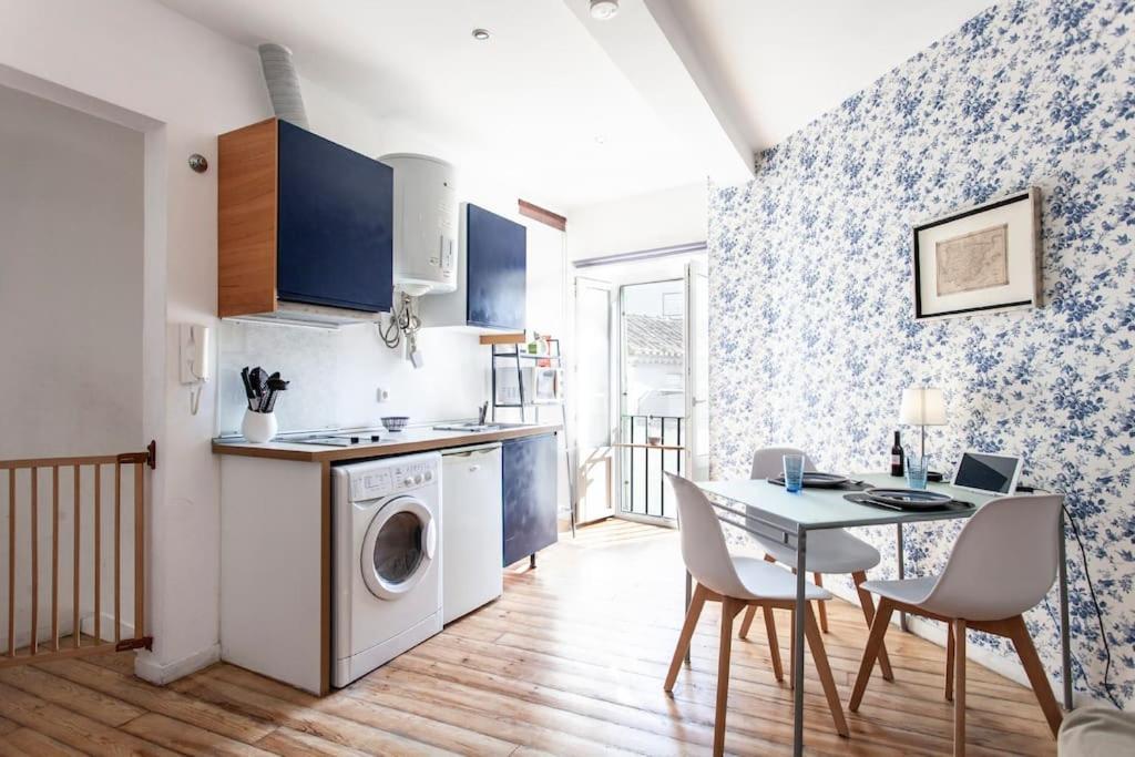 Alfama Iii - French Balcony And Smart Check-in Apartment