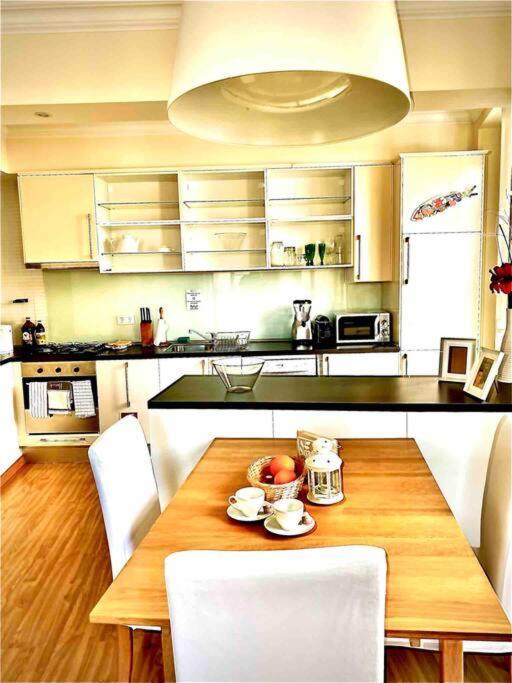 Charming Flat In Chiado-lisbon Apartamento