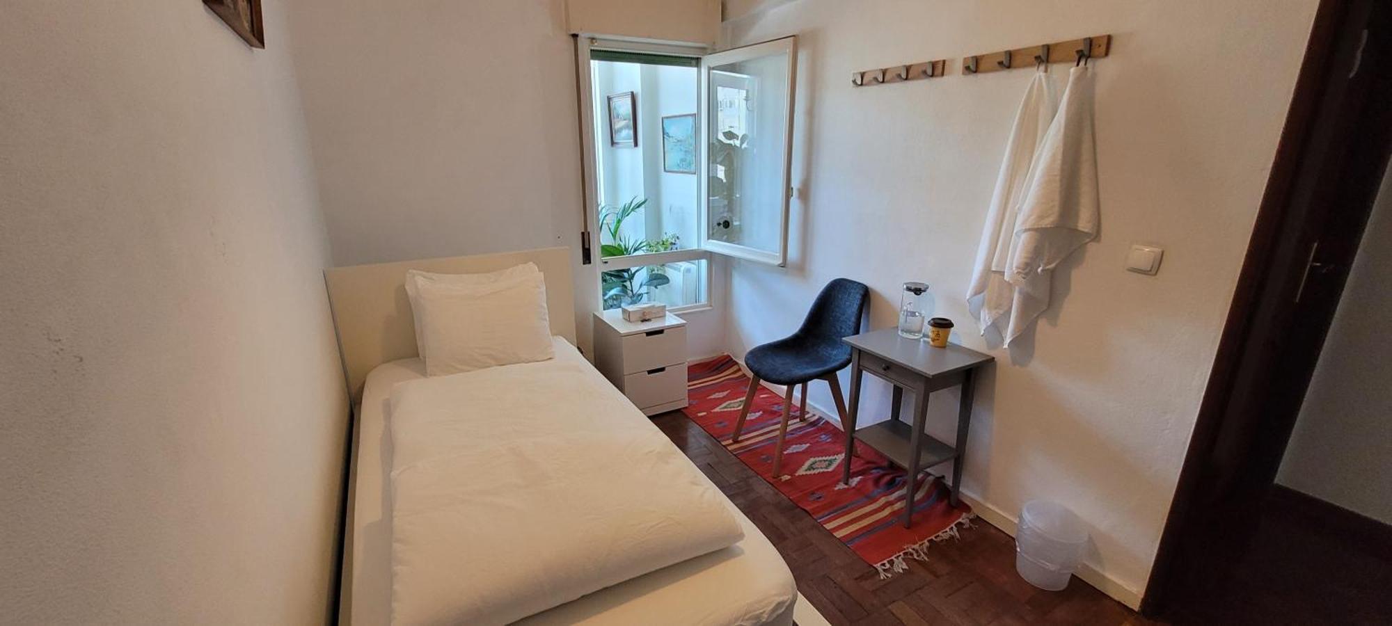 Quarto em Acomodações Particulares Cozy Near Airport , Metro And Train Station *