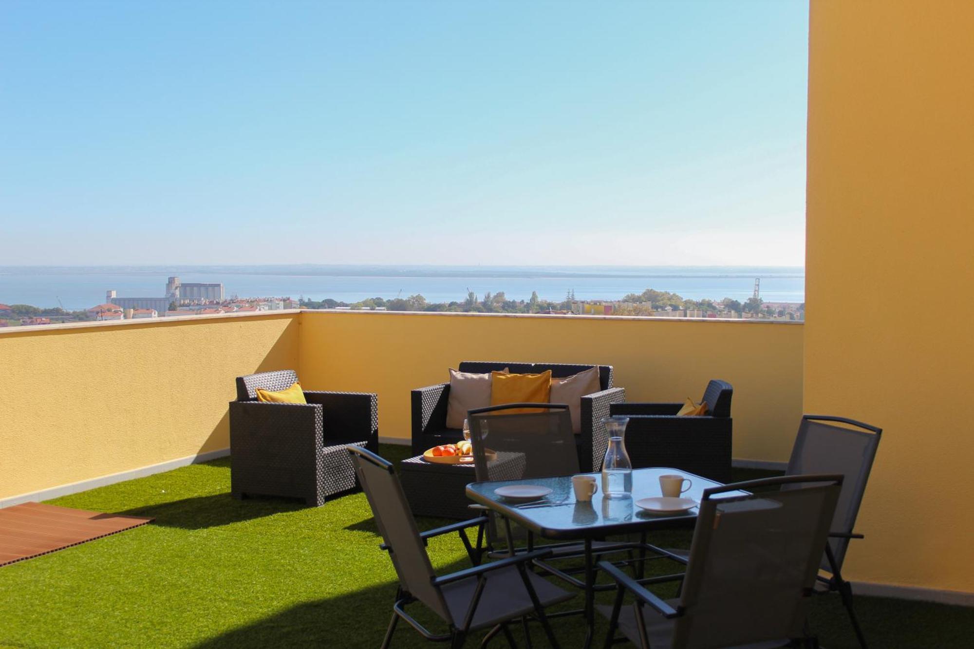 One Bedroom With Stunning River Views And Private Rooftop! Apartamento Lisboa