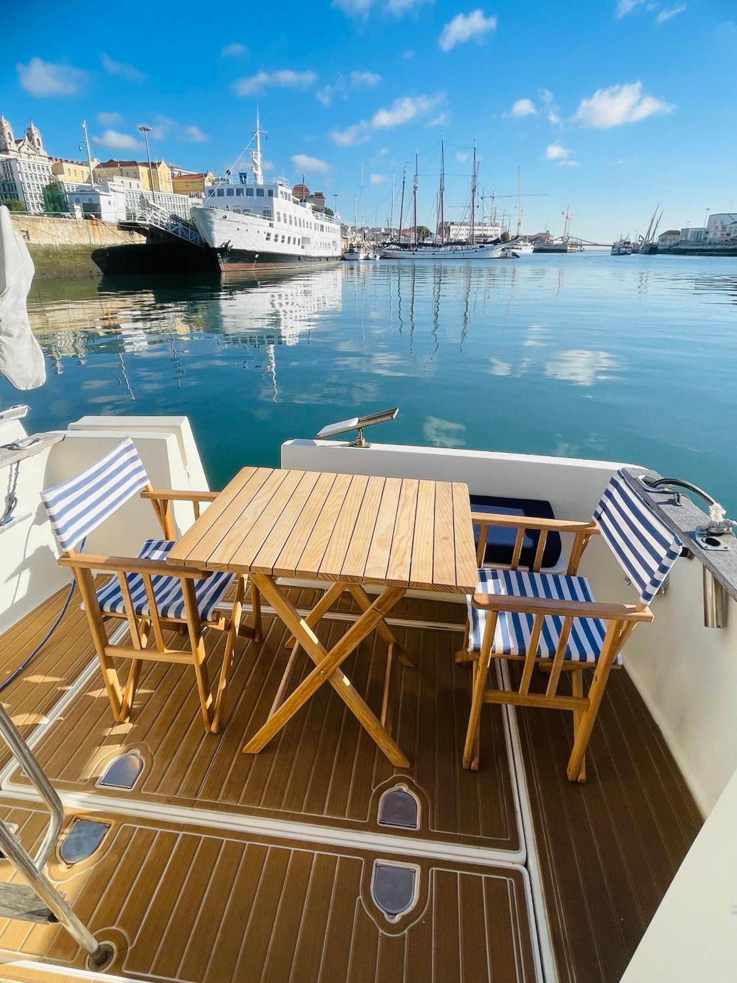Romantic Boat On The Tagus River Hotel en barco *