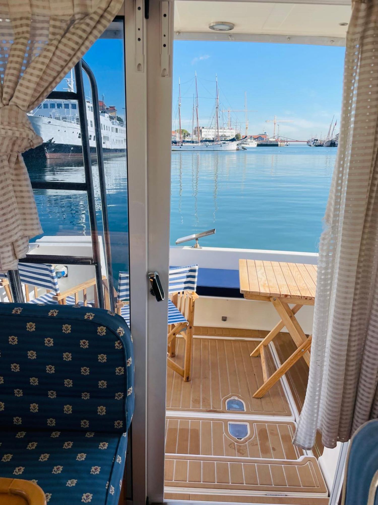 Romantic Boat On The Tagus River Hotel en barco