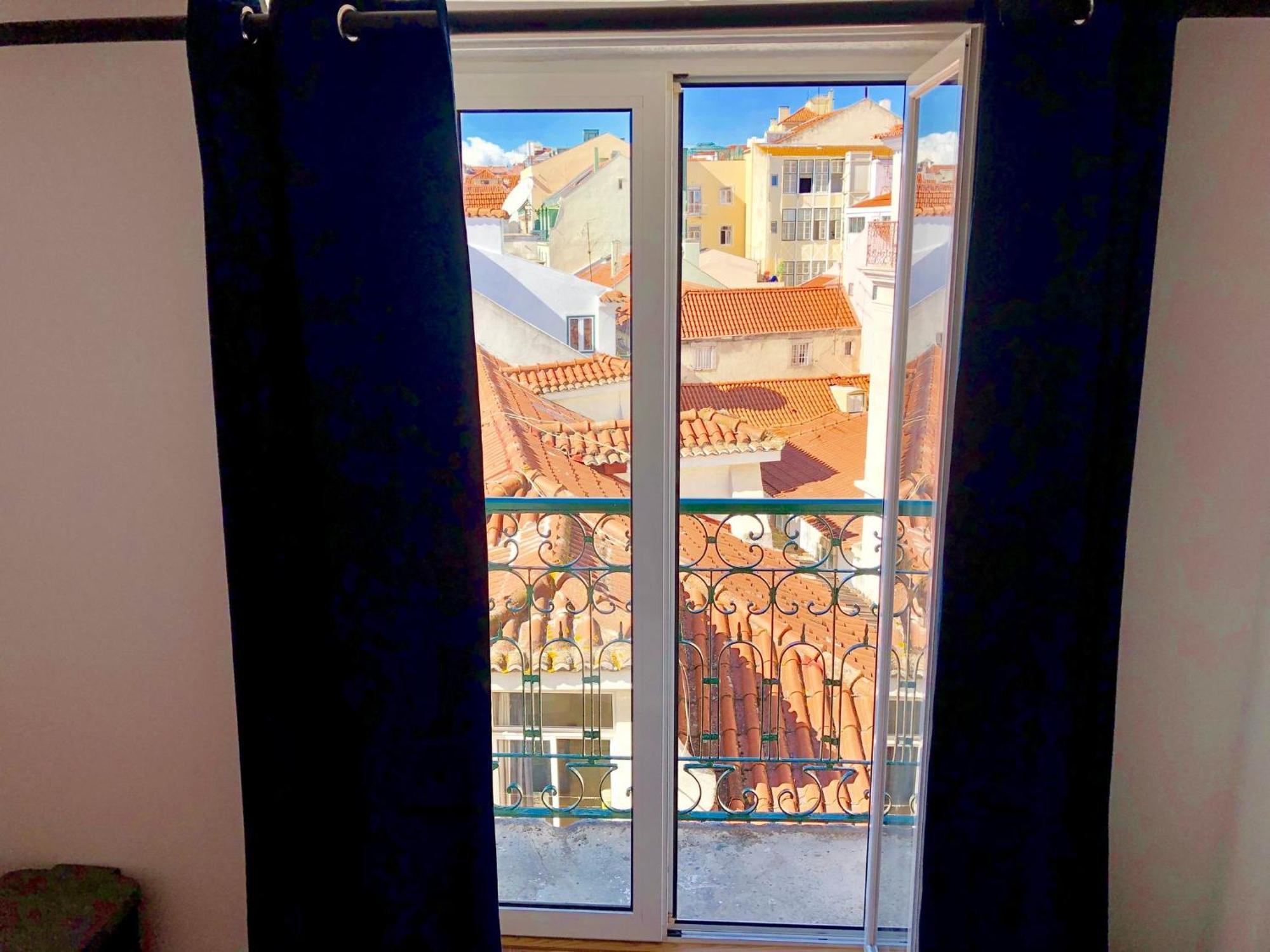 Pensión In - 5lisbon Downtown Private Bedroom View