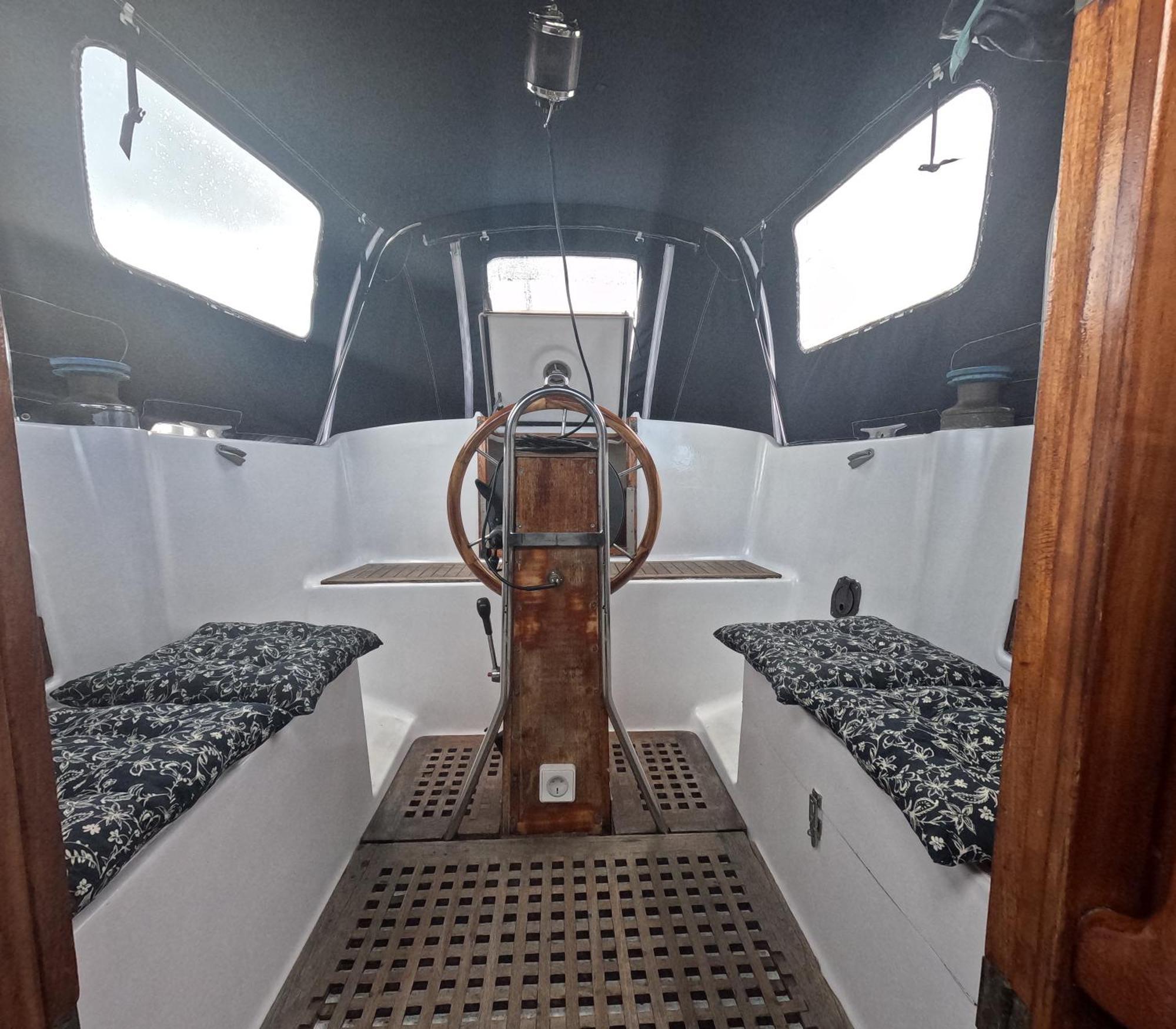 Joky - Floating Refuge Hotel en barco Lisboa