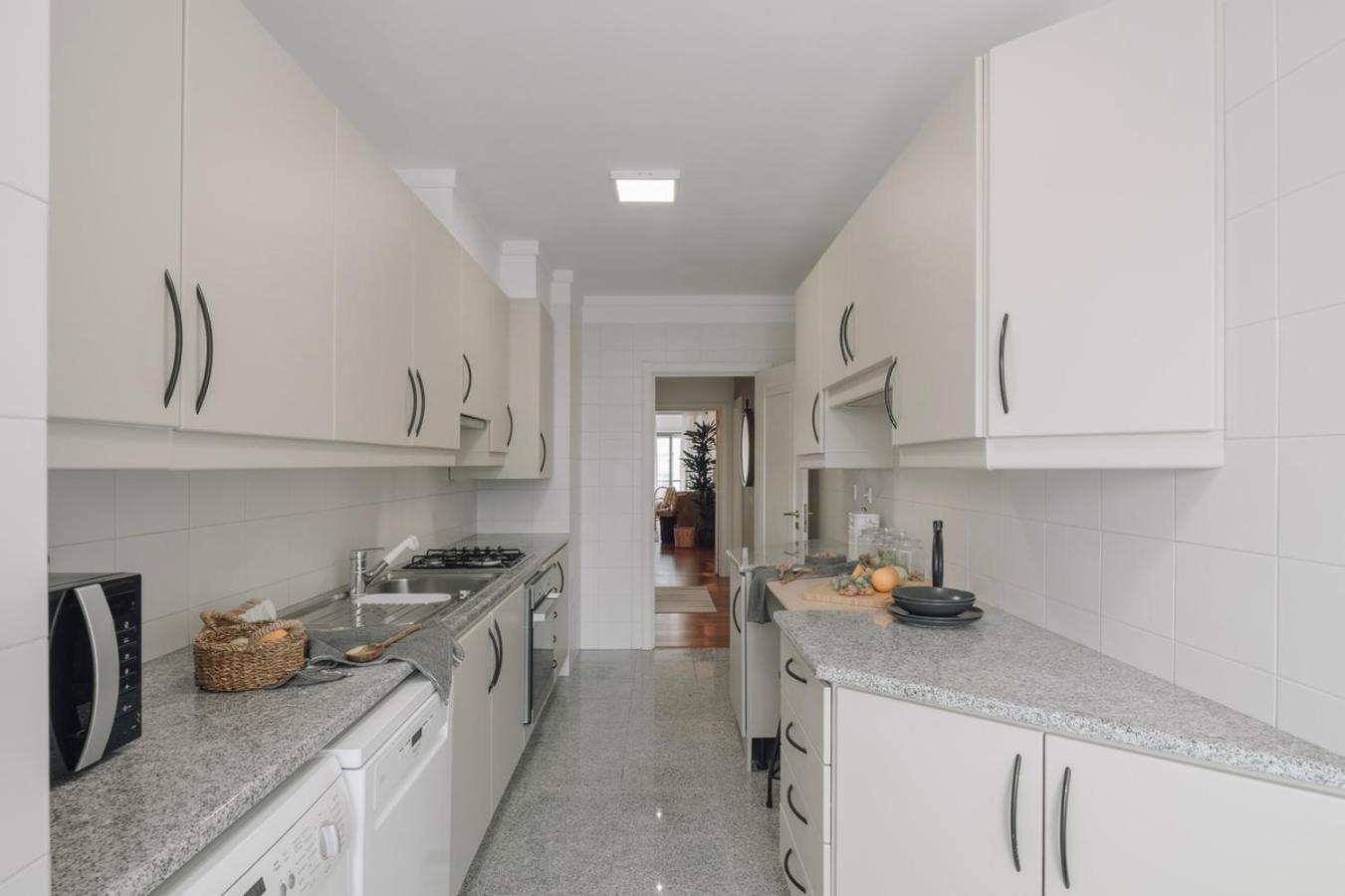 Azzurra - 2 Bedrooms And Parking In Avenidas Novas * Lisboa