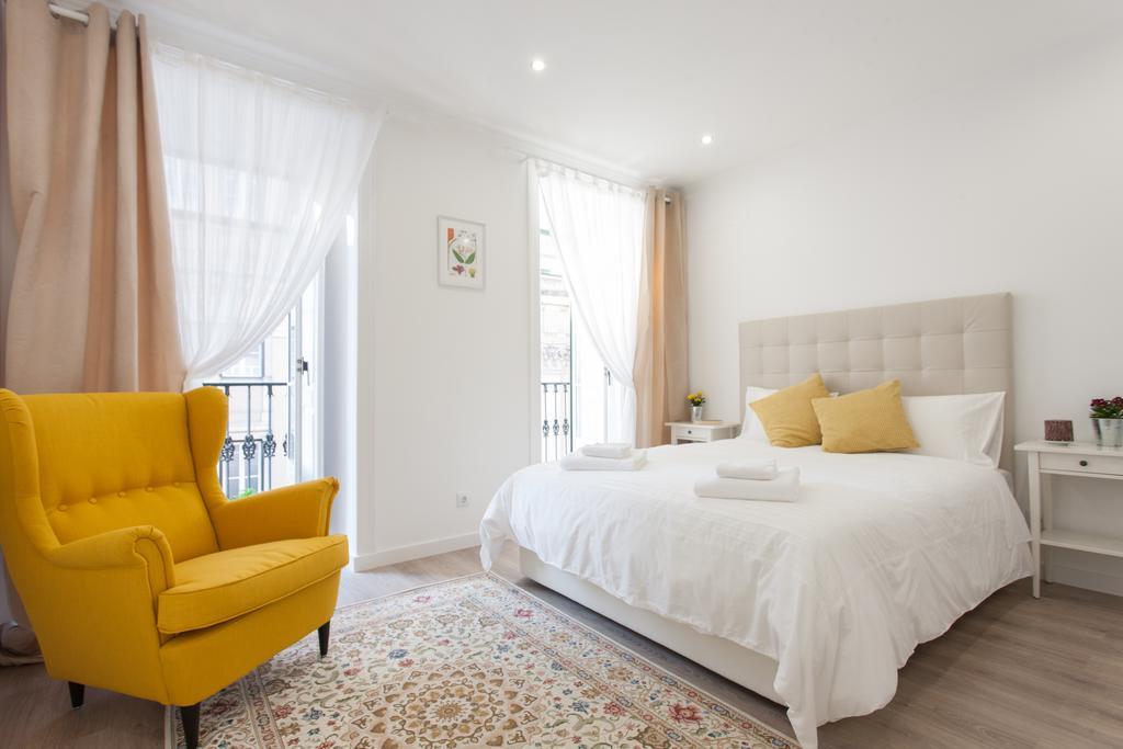 White Tiles In Center Apartamento