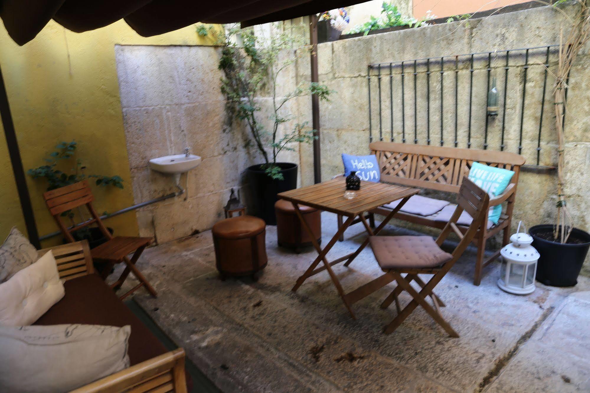 G&b - And Wines Hostal