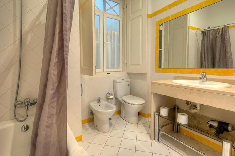Angola 1 - 6 Bedrooms Apartamento *