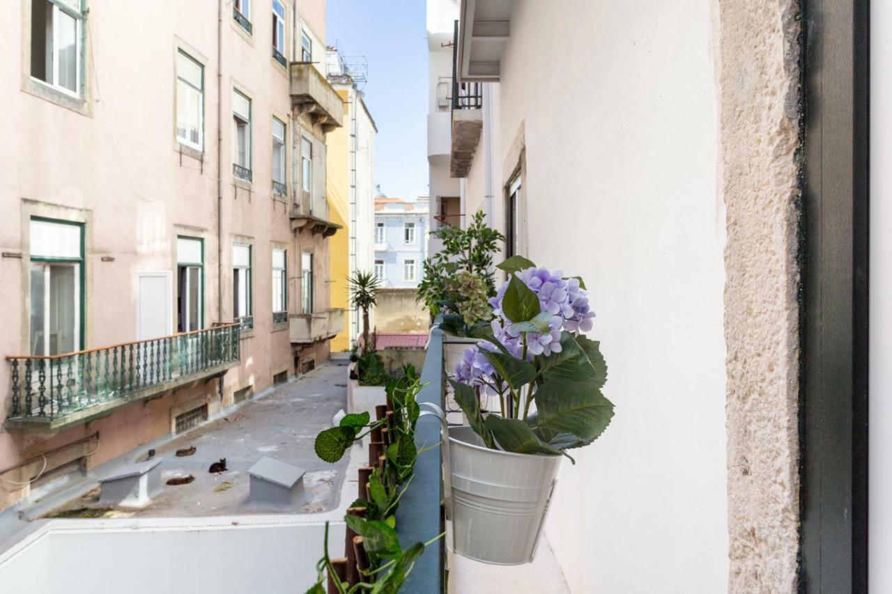 Altido Chic 1br Apt With Balcony Close By Graca Viewpoint And Tram Stops Apartamento *